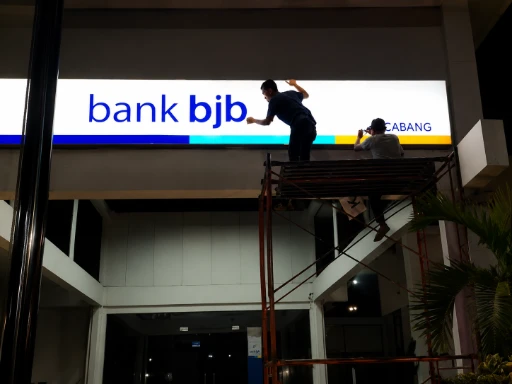 Reklame, neon box & huruf timbul — proyek Dexsign di Karawang 12